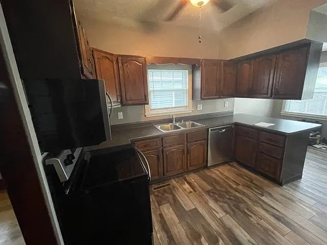 2950 Arlington Ave — Photo 9