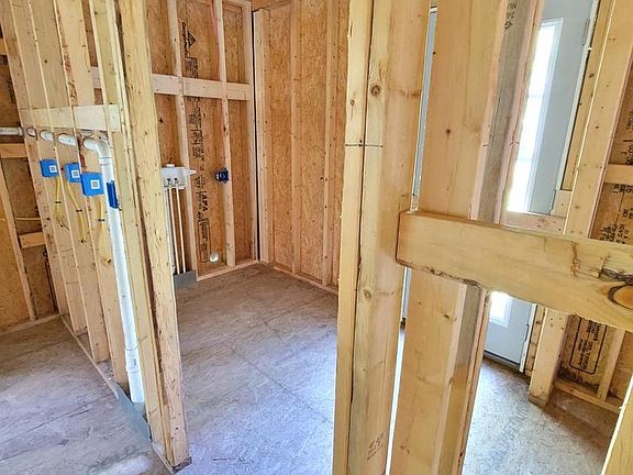 5th image of 39 Huckleberry Ln