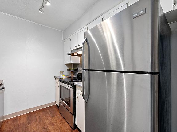 3rd image of 4033 Oak St #F