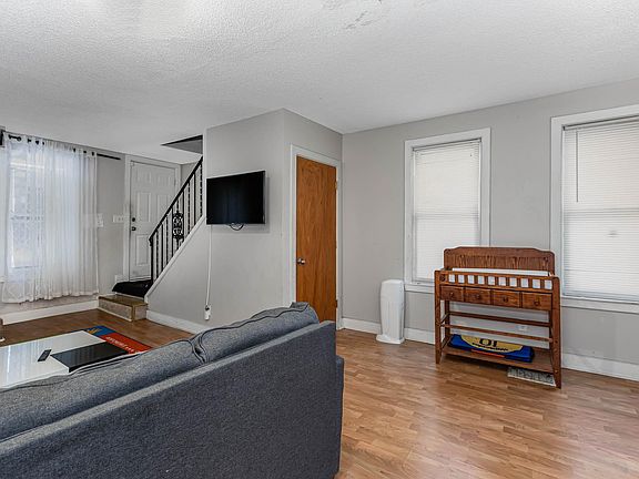 3rd image of 660 Thomas Ave #1