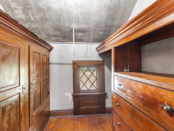 27th image of 315 E Main St
