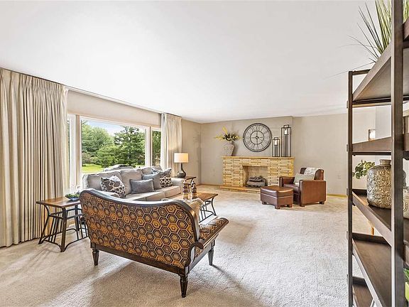 4th image of 914 Country Club Dr W