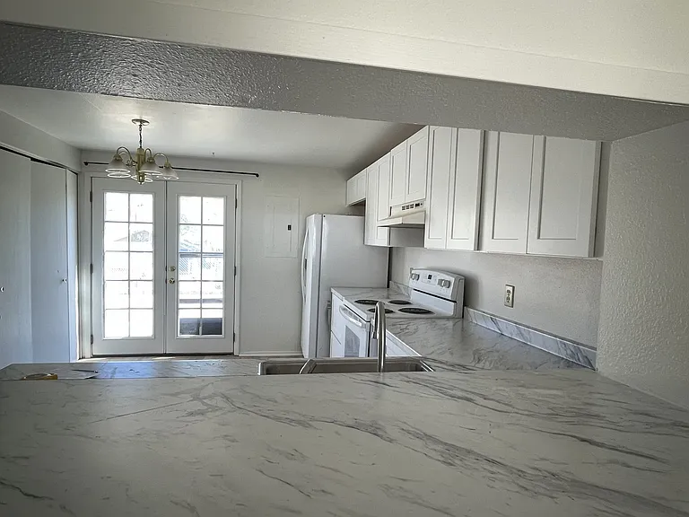 848 W 3rd St #B — Photo 4