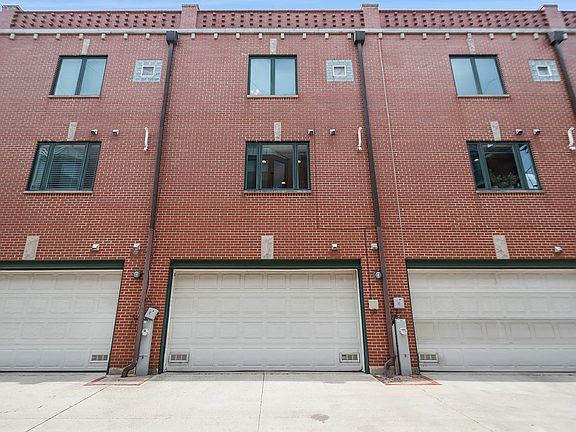 2-car garage accessible from alley off of Armitage