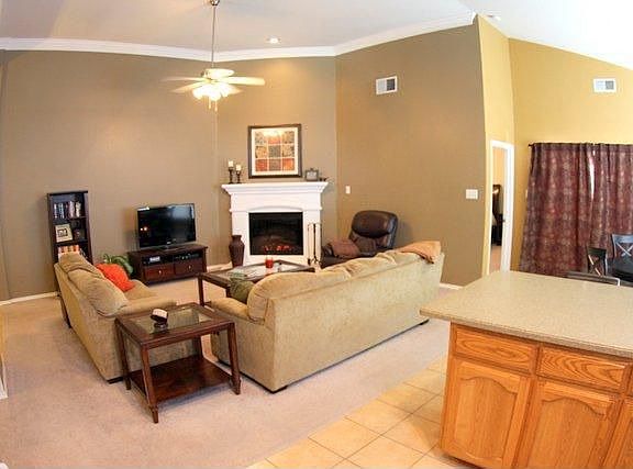 3rd image of 917 Hunter Ln