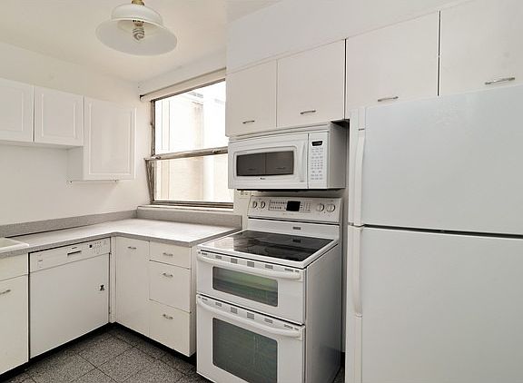 4th image of 5530 S South Shore Dr #20B