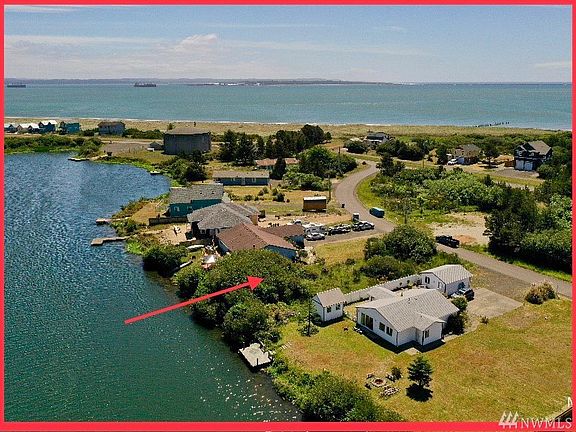 2nd image of 182 Sea Breeze Loop SE