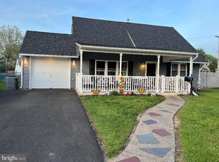 10 Quaker Oak Rd, Levittown, PA 19057