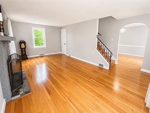 3rd image of 128 Sylvania Dr