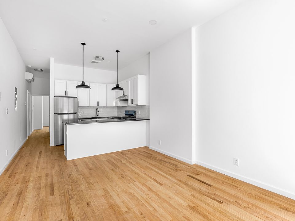 1st image of 113 Bainbridge St Floor 2