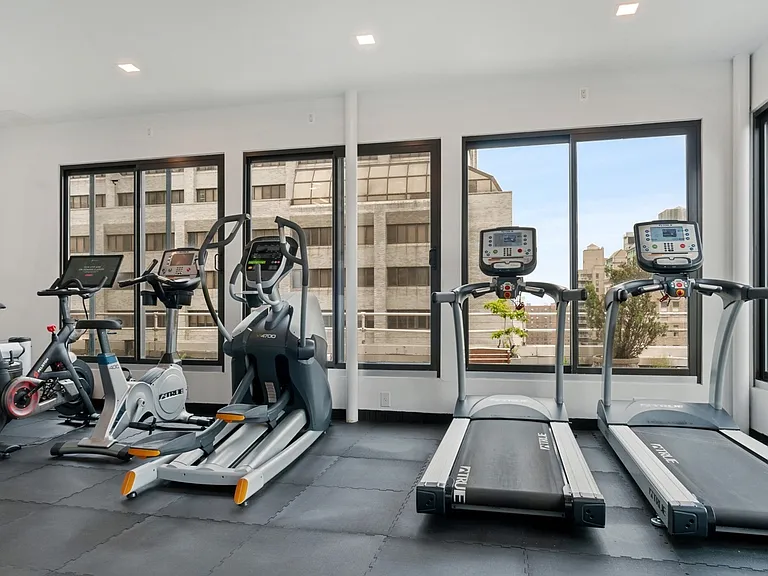 305 2nd Ave #Penthouse 1001 — Photo 15