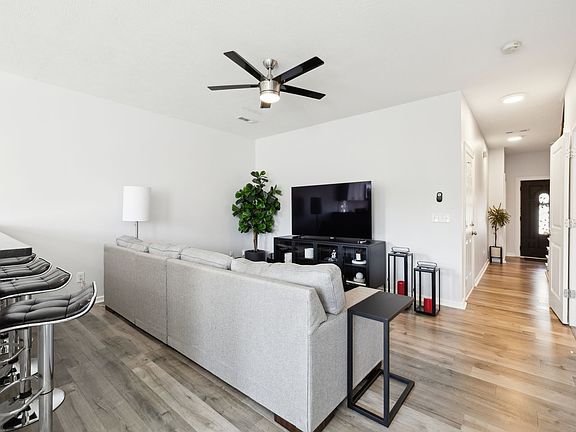 5th image of 605 Longfellow Ln
