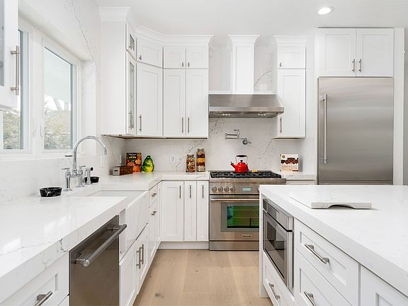 5th image of 40 Waters Edge Rd