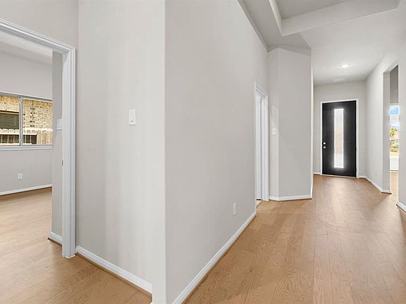 3rd image of 1907 Meadow Trail Dr