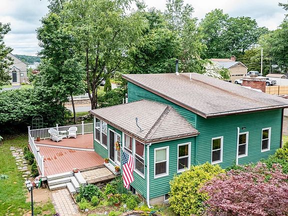 3rd image of 9 Blue Heron Ave