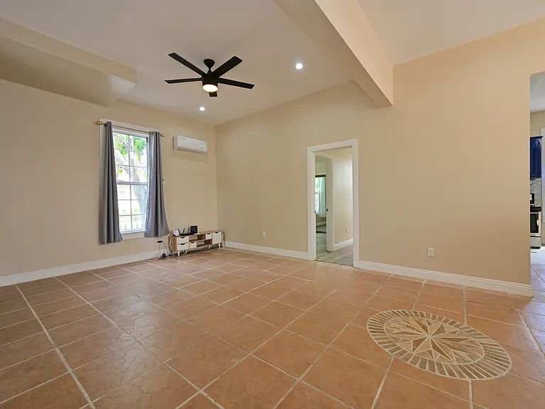 332 E Olive Ave — Photo 2