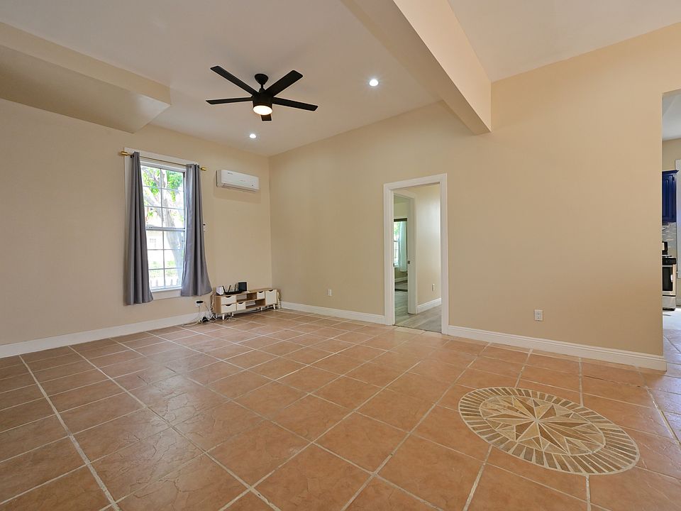 High Ceiling Large+Bright+Upgraded house-like unit w/ laundry hookup/machines + tall windows + private backyard+ pet friendly