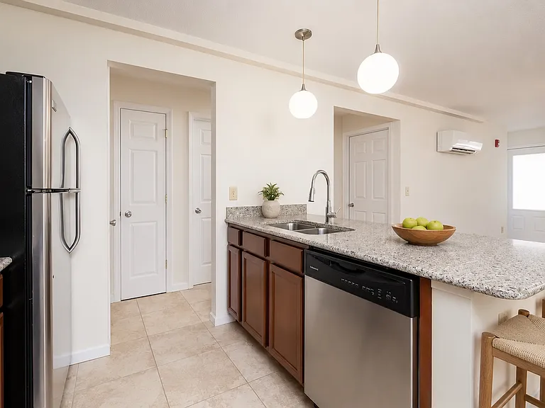 406 E Hillside Dr — Photo 2