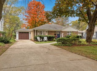 605 Riverside Dr, Libertyville, IL 60048