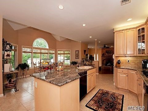 4th image of 11 Shannon Dr