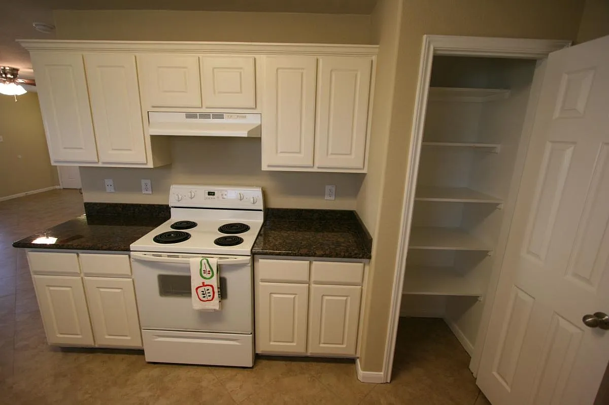 4 bed, 2.5 bath, 1800 sqft, $1,975 — Photo 4