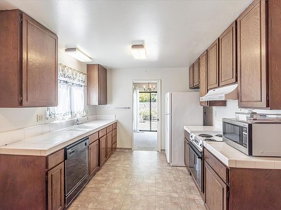 5th image of 880 Gellert Blvd