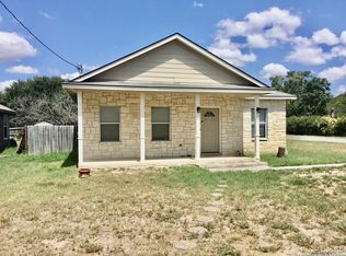 521 N Upson Dr, Devine, TX 78016