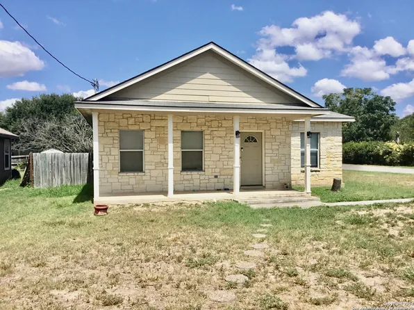 521 N UPSON DR, Devine, TX 78016