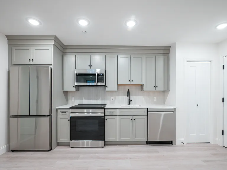 126 Adelaide Ave #B01 — Photo 2