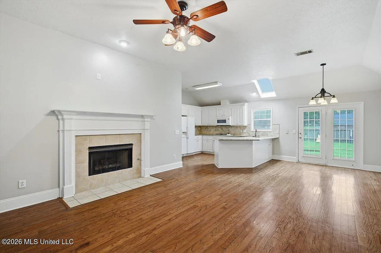 3 bed, 2.0 bath, 1660 sqft, $2,200 — Photo 4