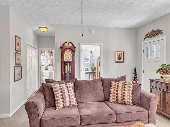 4th image of 208 River Oaks Cir