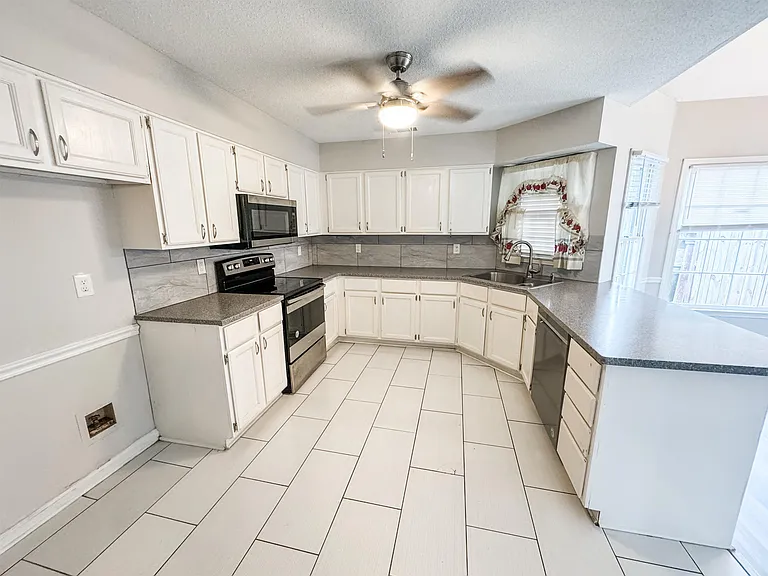 3945 Windyke Dr — Photo 5