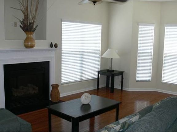 Living Room (FP, Hdwds)