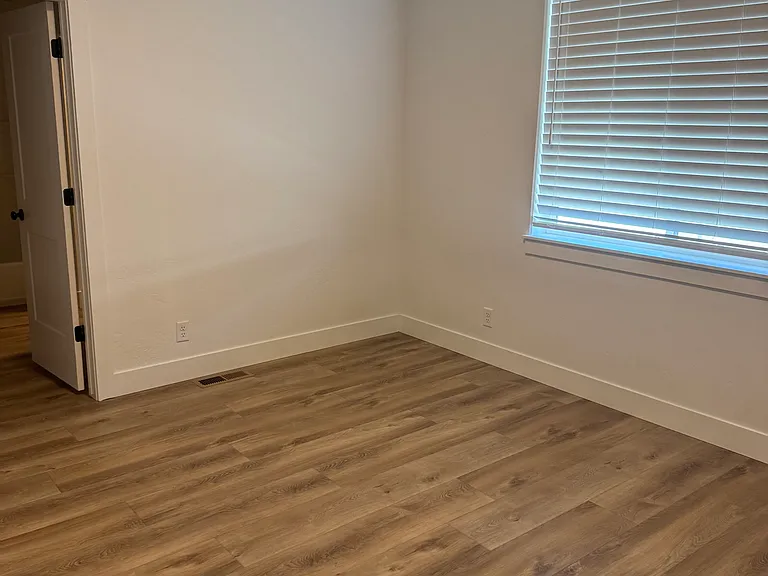 1405 Meadow Ln — Photo 11