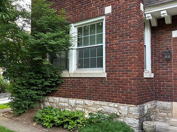 3rd image of 1127 Richmond Rd APT 1