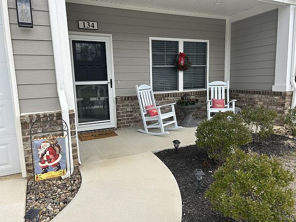 3rd image of 134 Lockridge Ln
