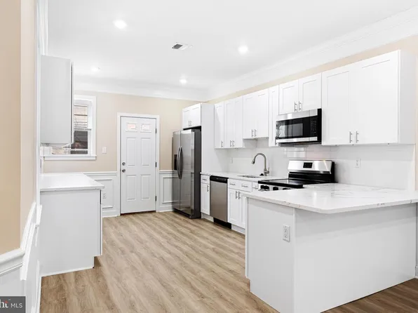 806 S 56th St, Philadelphia, PA 19143