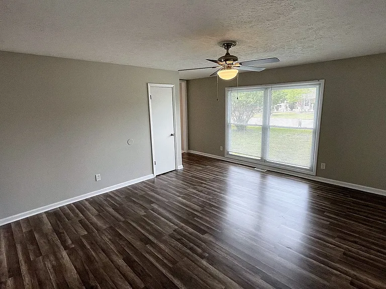 1095 Strathdon Ave — Photo 4