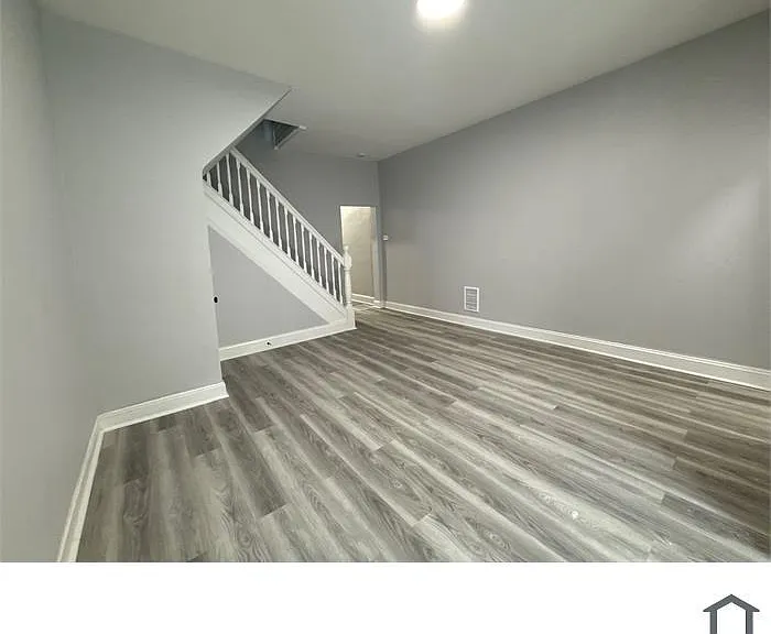499 E Lorraine Ave — Photo 1