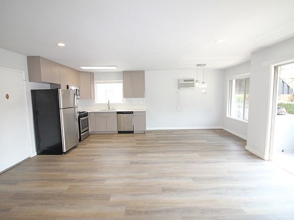 3rd image of 750 N Hayworth Ave