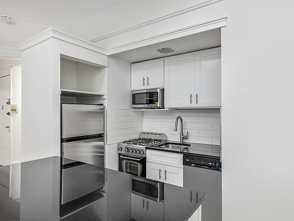 4th image of 303 W 74th St APT 4F