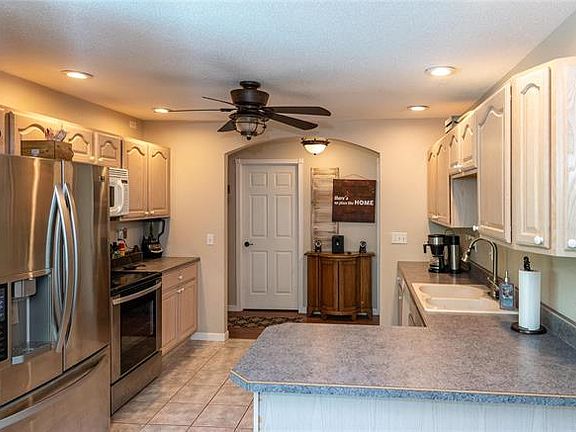 5th image of 825 Woodsedge Dr