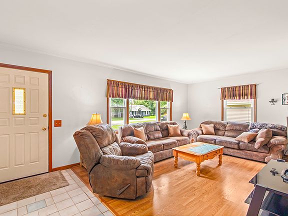 4th image of 699 Karen Dr