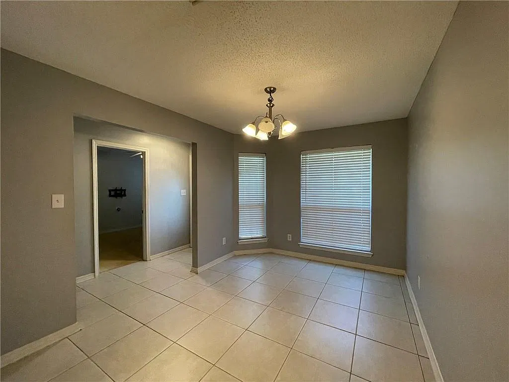 4 bed, 2.0 bath, 2004 sqft, $1,895 — Photo 3