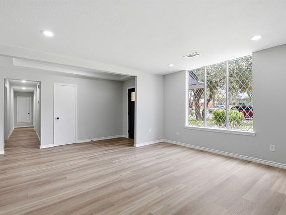 5th image of 210 Squirebrook Dr
