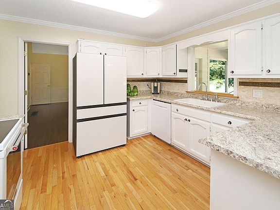 5th image of 105 Kildare Ct