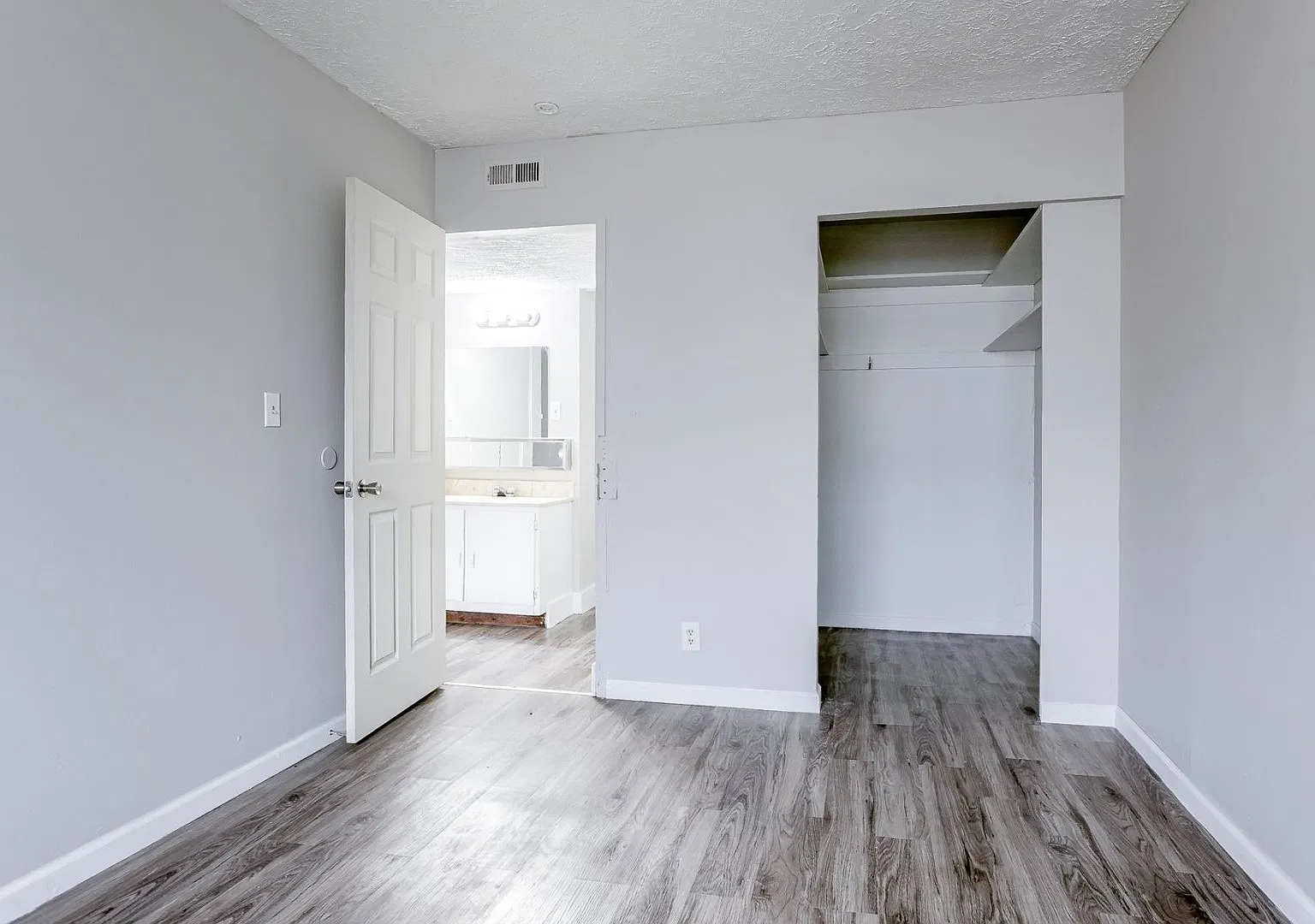 Oakridge Apartments — Photo 4