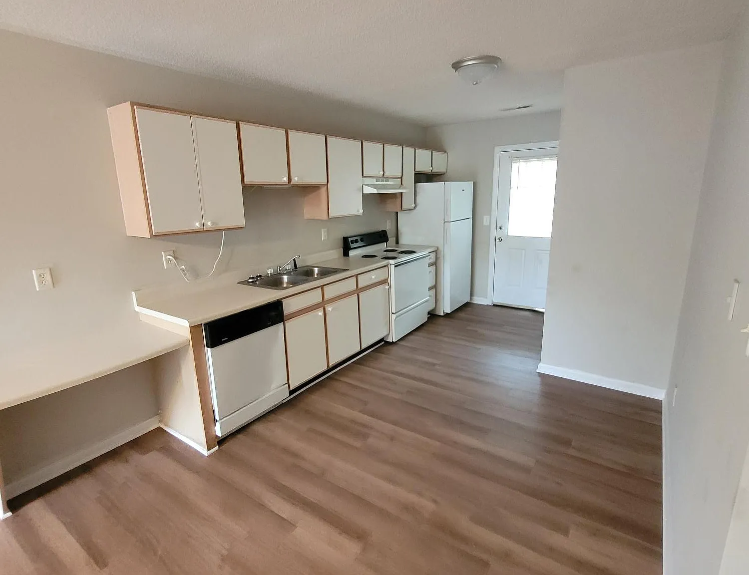 2 bed, 745 sqft, $995 — Photo 2