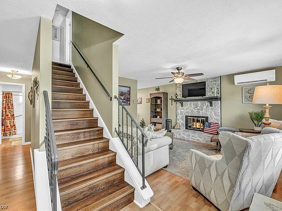 4th image of 386 Sonesta Ave