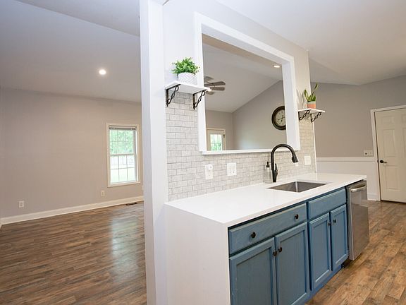 5th image of 102 Willow Creek Ln